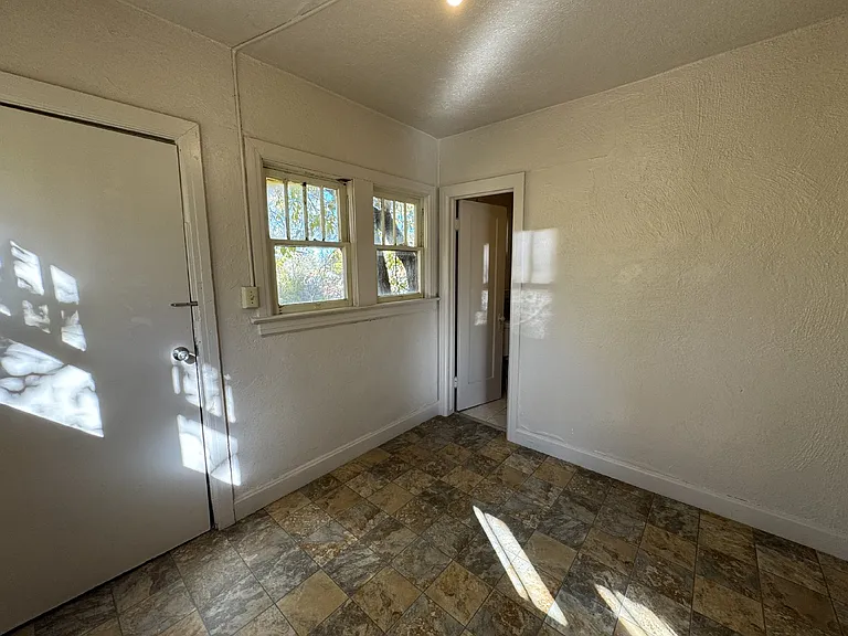 606 E Willis St — Photo 4