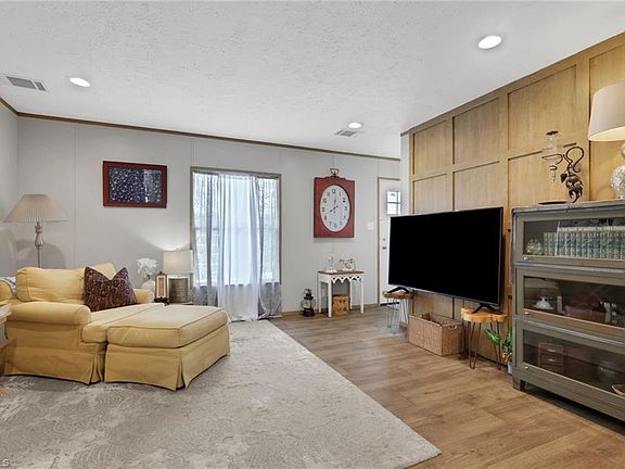 4th image of 372 Santa Fe TRL