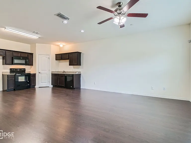 1349 Lake Crest Ln — Photo 3
