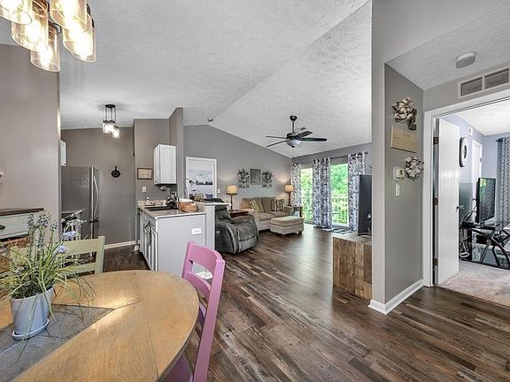 5th image of 5981 Meadowcreek Dr #10