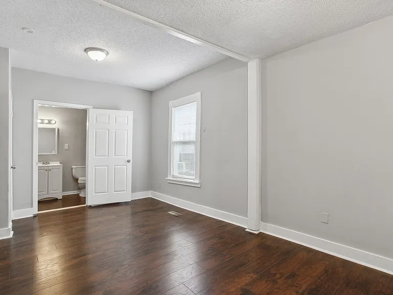 923 W Victory Dr — Photo 18