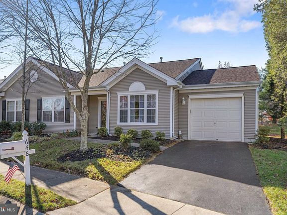 2nd image of 646 E Chancery Ln
