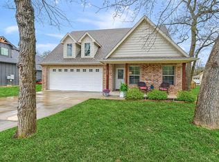 209 Comanche Dr, Lake Kiowa, TX 76240
