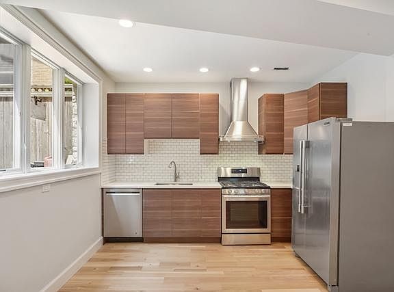 4th image of 2327 N Southport Ave #Ch
