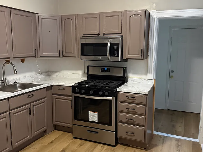 1370 Narragansett St — Photo 8