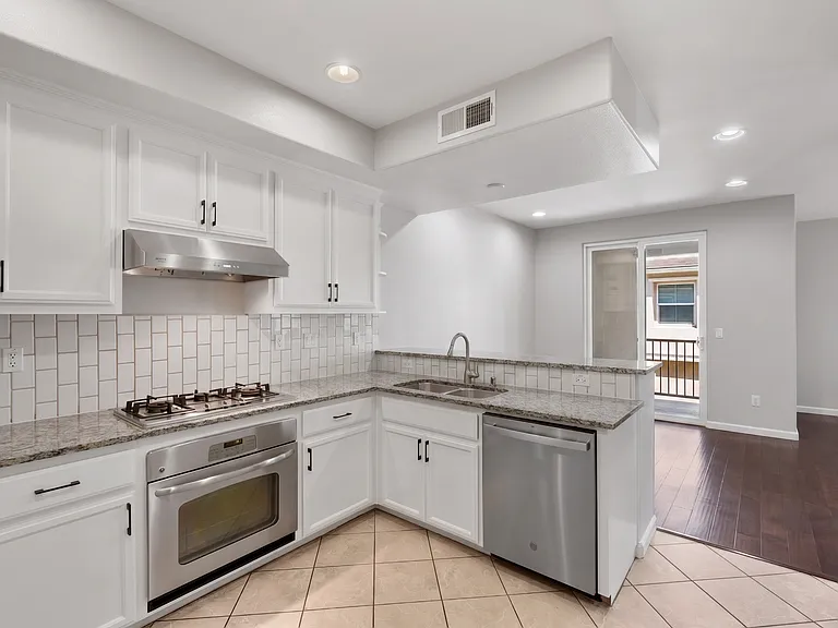 1271 Westbury Dr — Photo 6