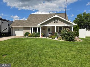 61 Begonia Ln, Levittown, PA 19054