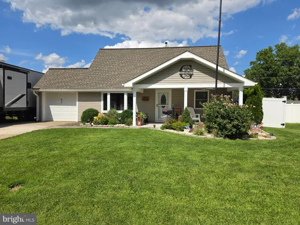 61 Begonia Ln, Levittown, PA 19054