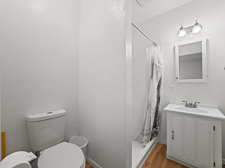 Upstairs bathroom 2 (master bedroom's bathroom)