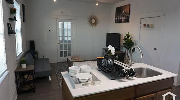2 bed, 850 sqft, $1,800 — Photo 2
