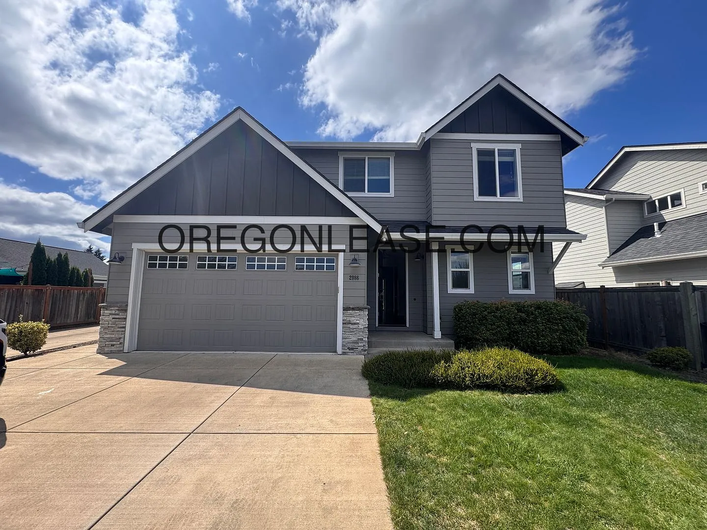 Modern 4-Bedroom Springfield Home with Custom Finishes & Fenced Yard — Photo 1