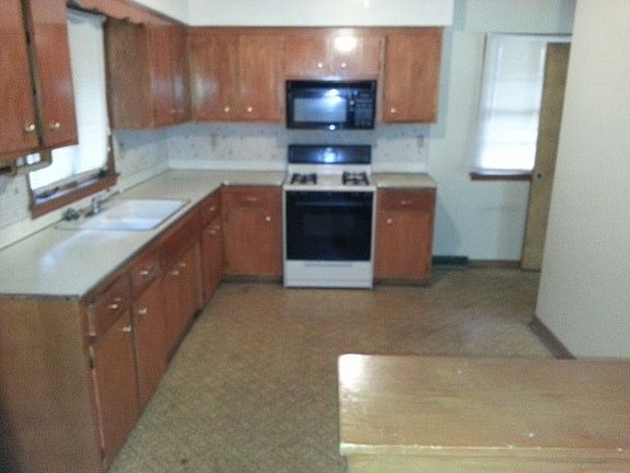 3rd image of 1523 Regina Ln