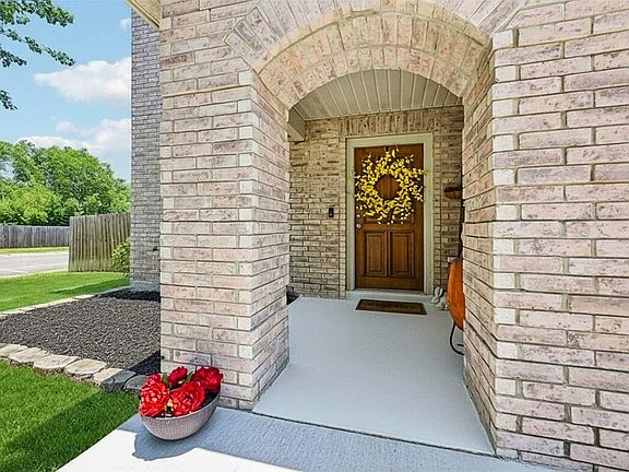 3rd image of 401 Emerald Fields Ln