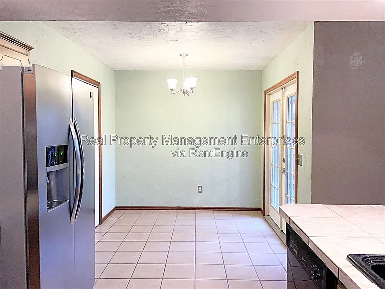 204 W 10th St — Photo 15