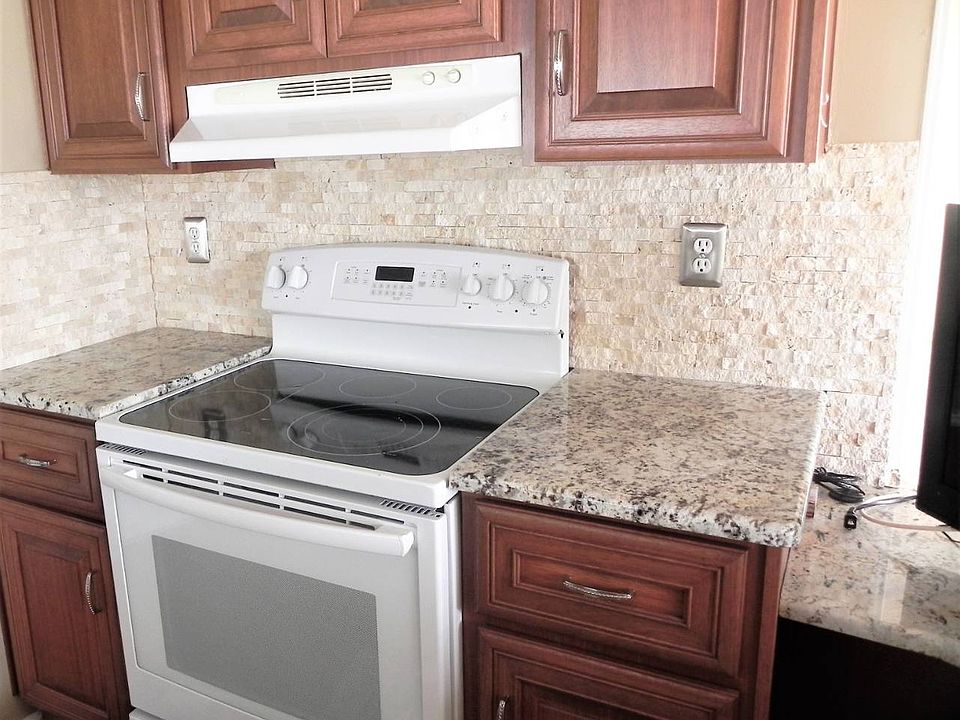 1st image of 963 Roseau Ave E