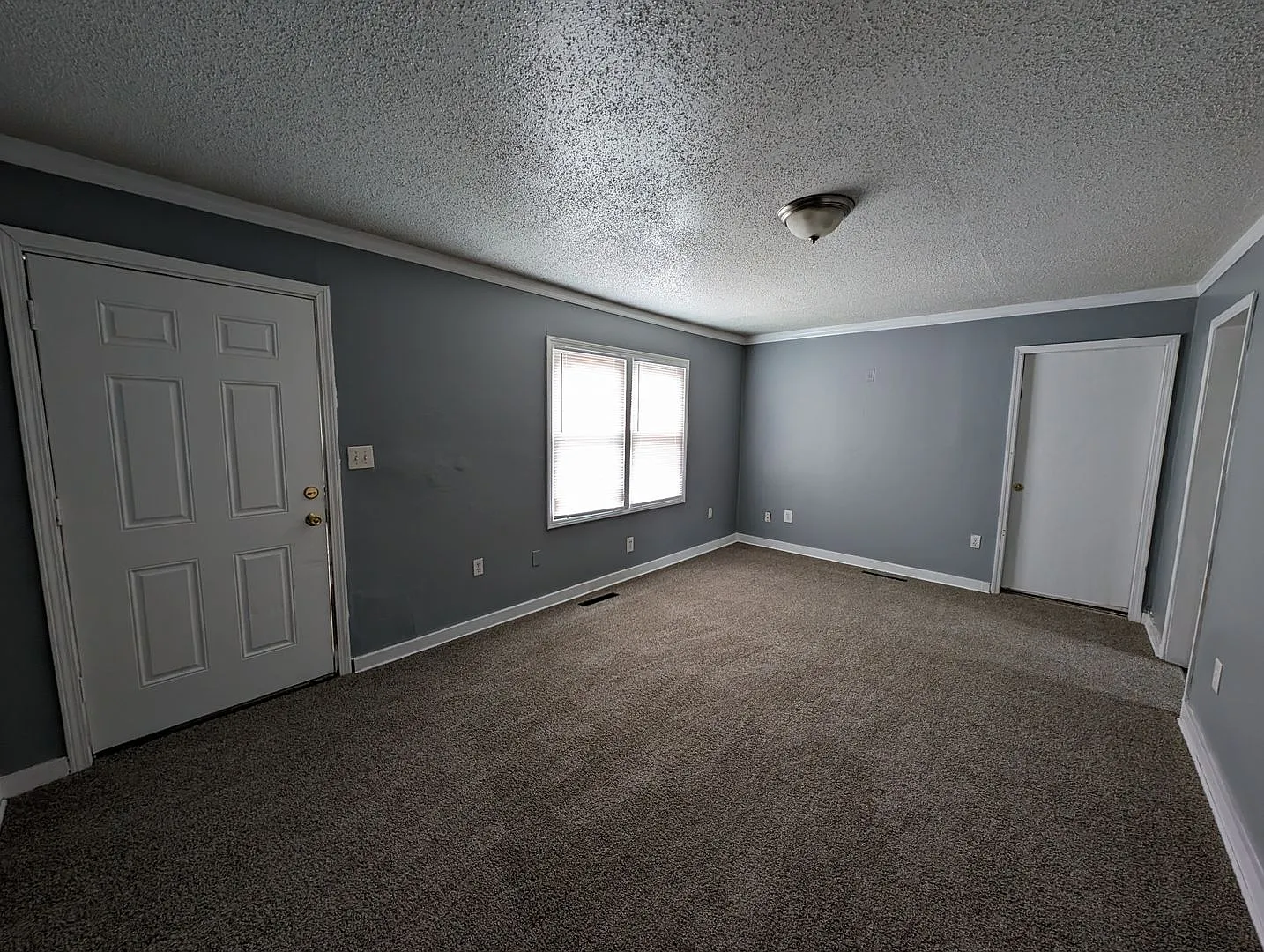3bdr/1bth house 6118 Everett Ave — Photo 2