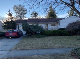 15 Main Pkwy, Plainview, NY 11803