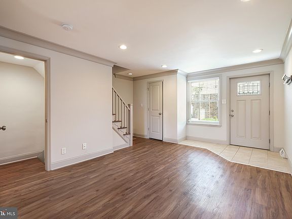5th image of 14 E Oak Ln