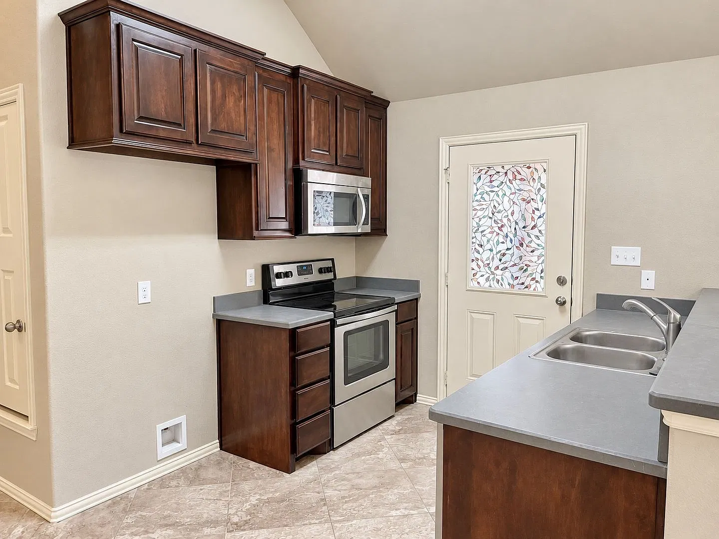 Beautiful Home in Western Hills Harbor — Photo 3