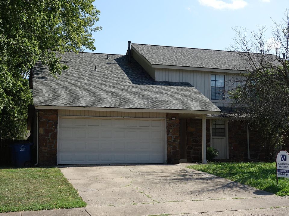 Wonderfully Updated and Spacious 3/2/2 2-Story Duplex in South Tulsa!