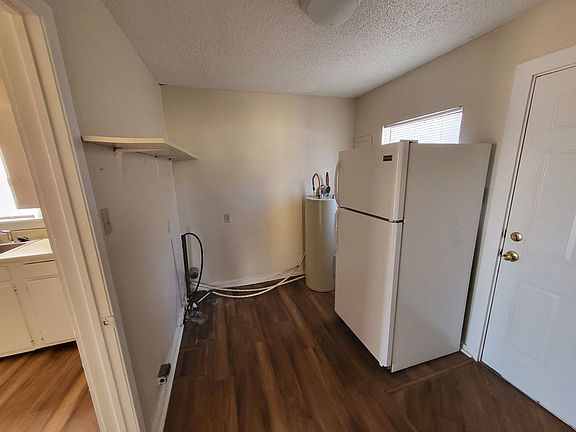 4th image of 921 E 1st St