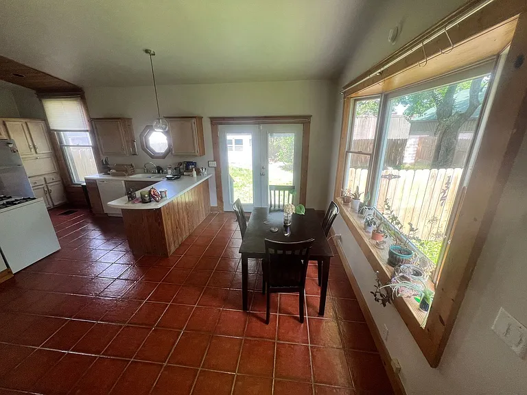 1327 E Washington St — Photo 35