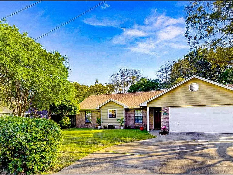 1174 Bay Ct — Photo 2