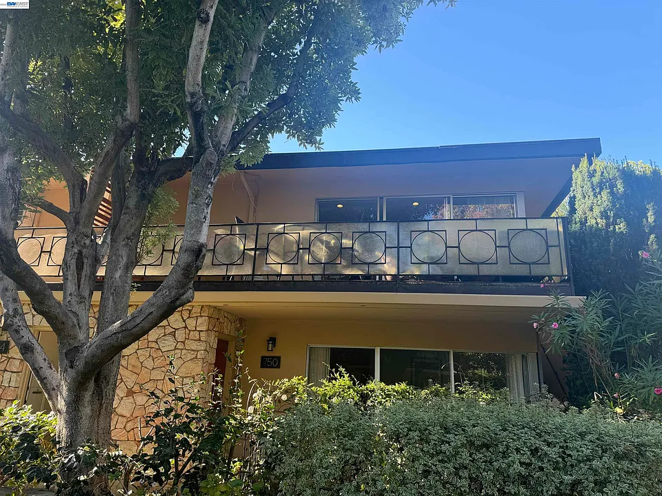 752 University Ave