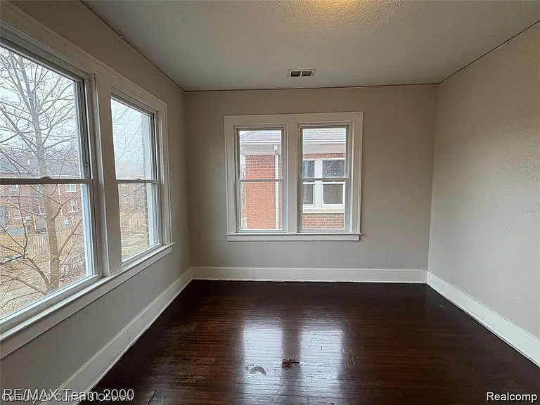 3014 Sturtevant St — Photo 4