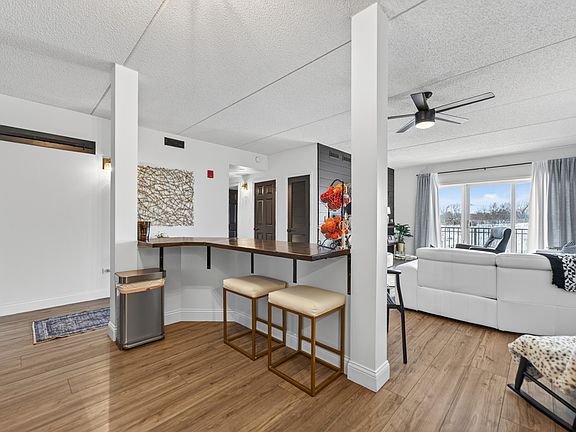 5th image of 500 E Saint Charles Rd APT 302