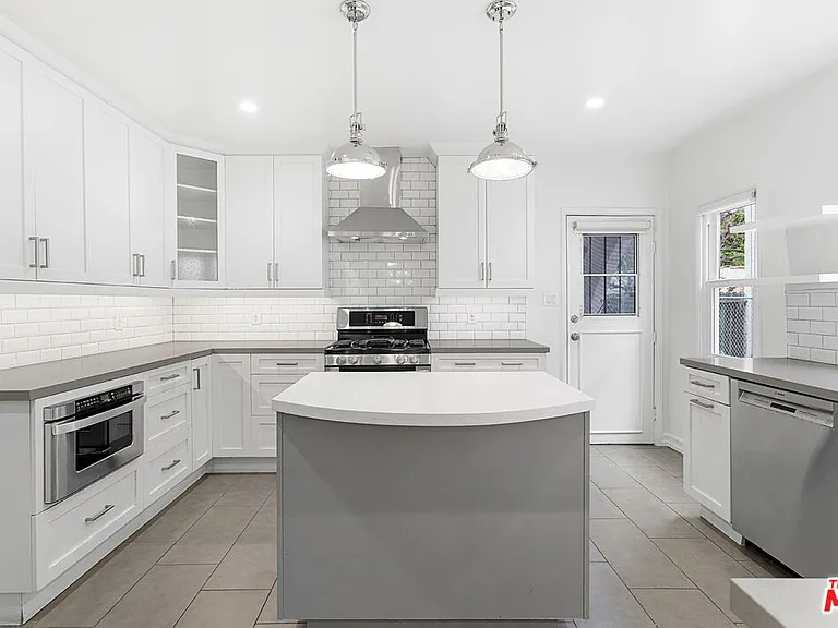 6611 W 6th St — Photo 14