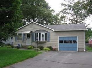 34 Arliss St, Springfield, MA 01109