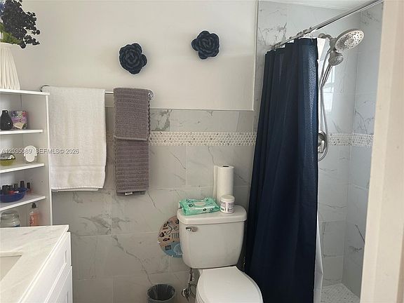 5th image of 11 NE 204th St APT 1