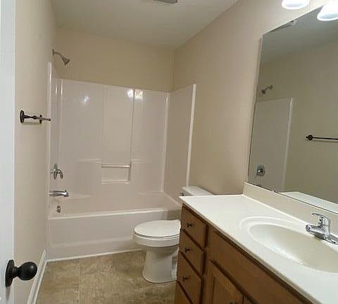 3rd image of 208 Pointe Dr #B