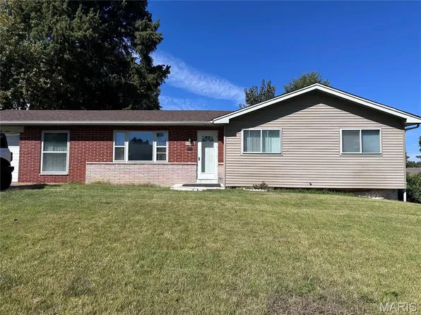 8453 Falmouth Dr, Saint Louis, MO 63121