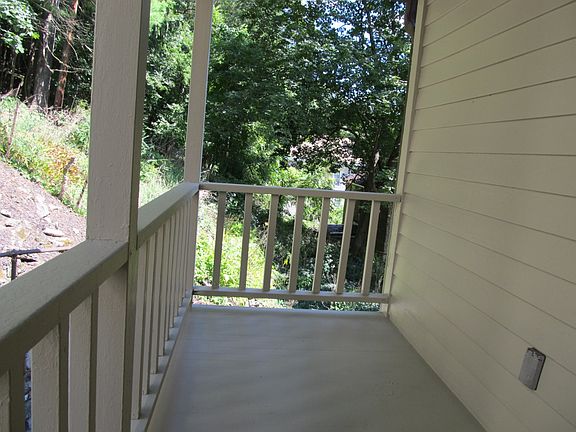 4th image of 108 Diamond St