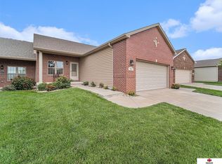 7621 Greycliff Dr, Lincoln, NE 68516