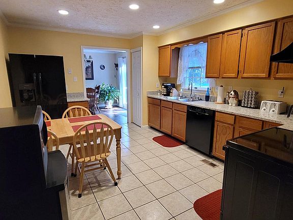 3rd image of 225 Glenridge Dr
