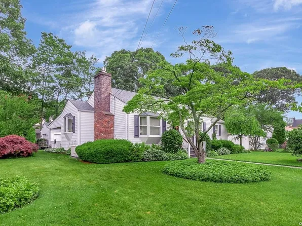 207 5th Street, Saint James, NY 11780