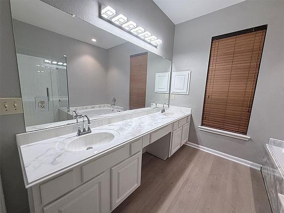 5th image of 2915 Veva Dr