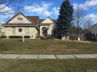 37582 Kingsburn Dr, Livonia, MI 48152