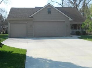 10609 W Pine Ridge Rd, Greenfield, WI 53228