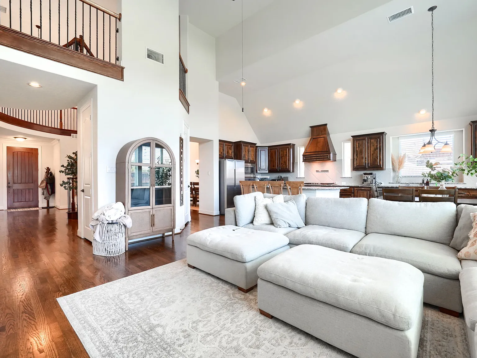 5 bed, 4070 sqft, $3,595 — Photo 4