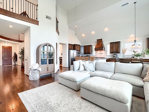 4th image of 625 Yarrow St