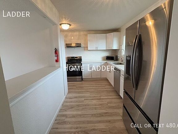 4th image of 842 N Las Palmas Dr