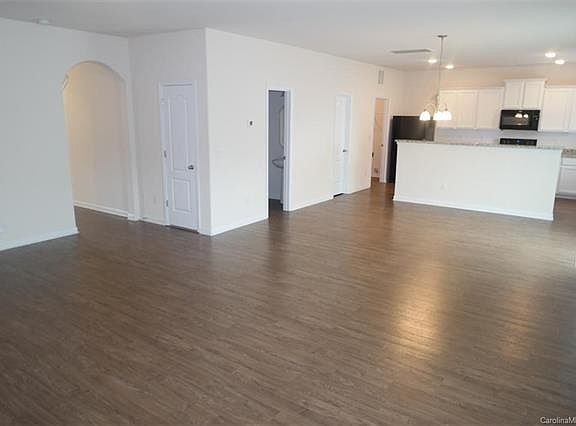 3rd image of 1300 Waylon Ave