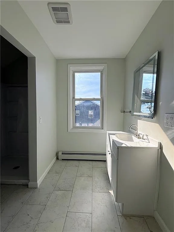 3 bed, 1100 sqft, $2,500 — Photo 4