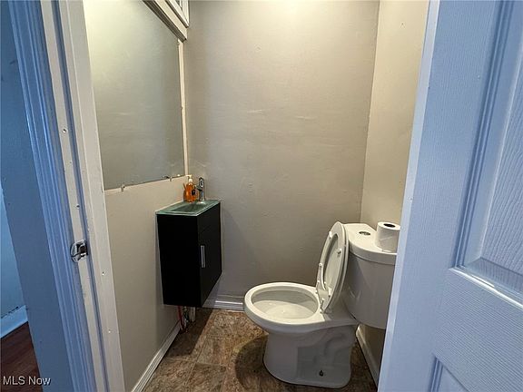 5th image of 9515 Manor Ave