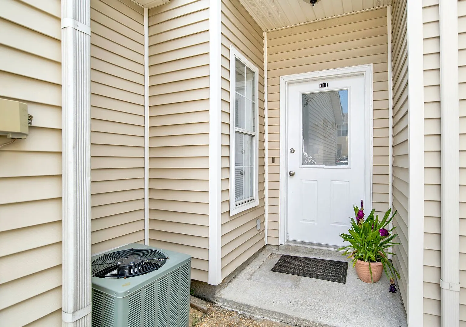 Spacious 2 Bed/2.5 Bath Townhome In Pool Condo Complex! — Photo 3