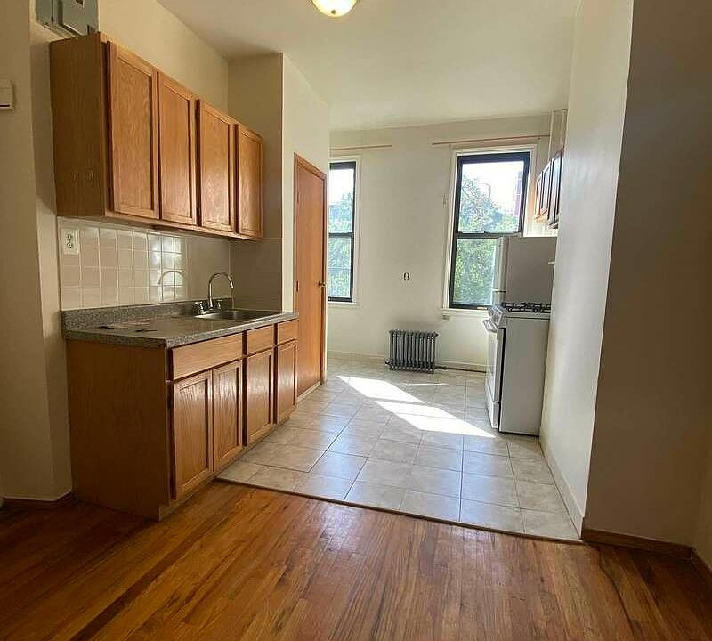 1st image of 714 6th Ave #2B